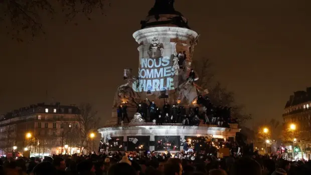 Nove anni fa l'ìattacco a Charlie Hebdo. Manifestazione a Parigi dopo l'attentato.