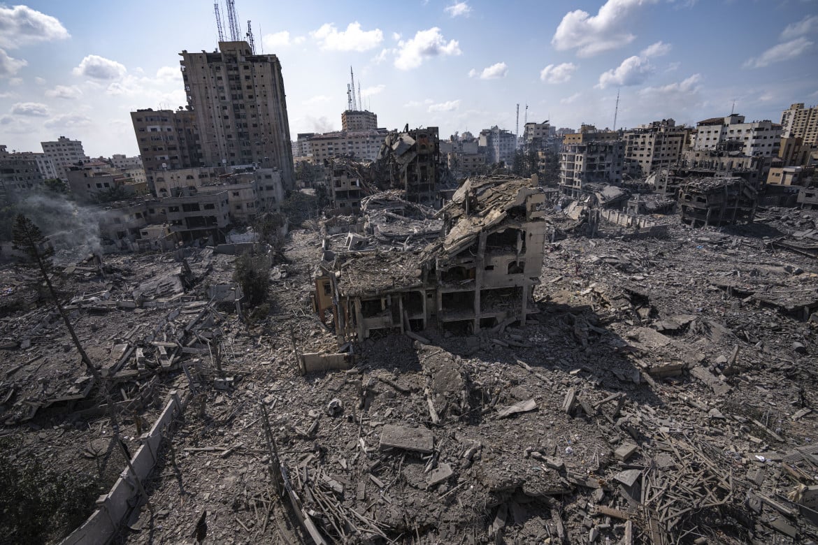 Giornalisti palestinesi: entrare a Gaza. Gaza bombardata