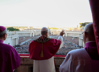 Santa Sede il sito si rinnova. Leone XIV saluta dal balcone di San Pietro.