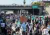 Metà degli americani credono alle bufale del mese. Proteste pro-immigrati a Los Angeles.