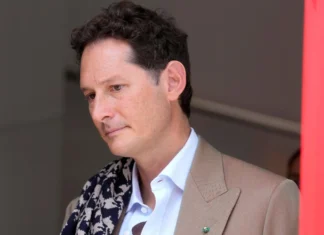Repubblica e Stampa giornalisti e vendita. John Elkann.