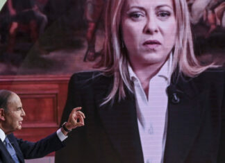 Prendiamo atto. Meloni non risponde a domande sul giornalismo (forse per noia) Giornalismo Meloni tace. Giorgia Meloni con Bruno Vespa.