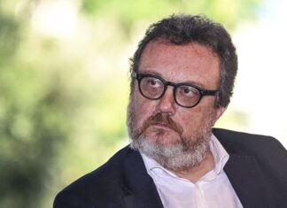 Repubblica in vendita? Paura del taglio delle edizioni locali con oltre 100 giornalisti Repubblica si teme taglio di oltre 100 giornalisti. Mario Orfeo.