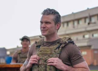 New York Times porta il Pentagono in tribunale: libertà di stampa violata New York Times cita il Pentagono. Pete Hegseth.