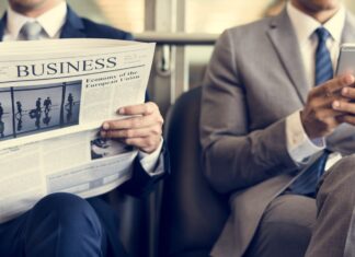 In 20 anni i giornali di carta perdono metà lettori. Anche per loro colpe Giornali carta dimezzati in 20 anni.