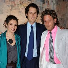 Elkann: vendiamo tutto entro gennaio. La Stampa in sciopero (aspettando Mattarella) Elkann vende tutto. Stampa in sciopero. Ginevra, John e Lapo Elkann.