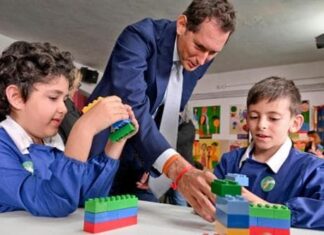 Repubblica, Cdr contro pagina su Elkann: parli di come ha demolito questo gruppo Repubblica Cdr contro pagina su Elkann. John Elkann alla scuola Sergio Marchionne di Amatrice.