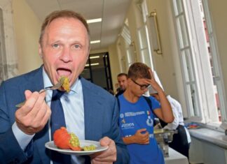 Pizzi, ha fotografato famosi a bocca aperta (per cibo) e occhi chiusi (per sonno) Pizzi fotografo del cibo e del sonno dei potenti. Il ministro Lollobrigida e Umberto Pizzi.