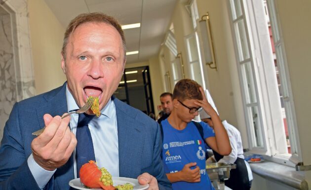 Pizzi, ha fotografato famosi a bocca aperta (per cibo) e occhi chiusi (per sonno) Pizzi fotografo del cibo e del sonno dei potenti. Il ministro Lollobrigida e Umberto Pizzi.