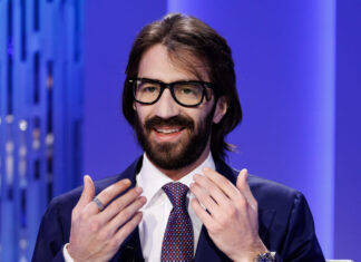 Del Vecchio in 6 minuti promette viaggi in business, 14esime e ricchi premi Del Vecchio promette ai giornalisti premi e viaggi in business. Leonardo Maria Del Vecchio.