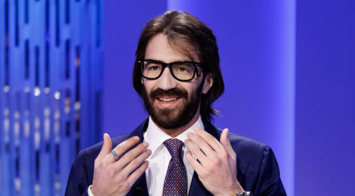 Del Vecchio in 6 minuti promette viaggi in business, 15esime e ricchi premi Del Vecchio promette ai giornalisti premi e viaggi in business. Leonardo Maria Del Vecchio.